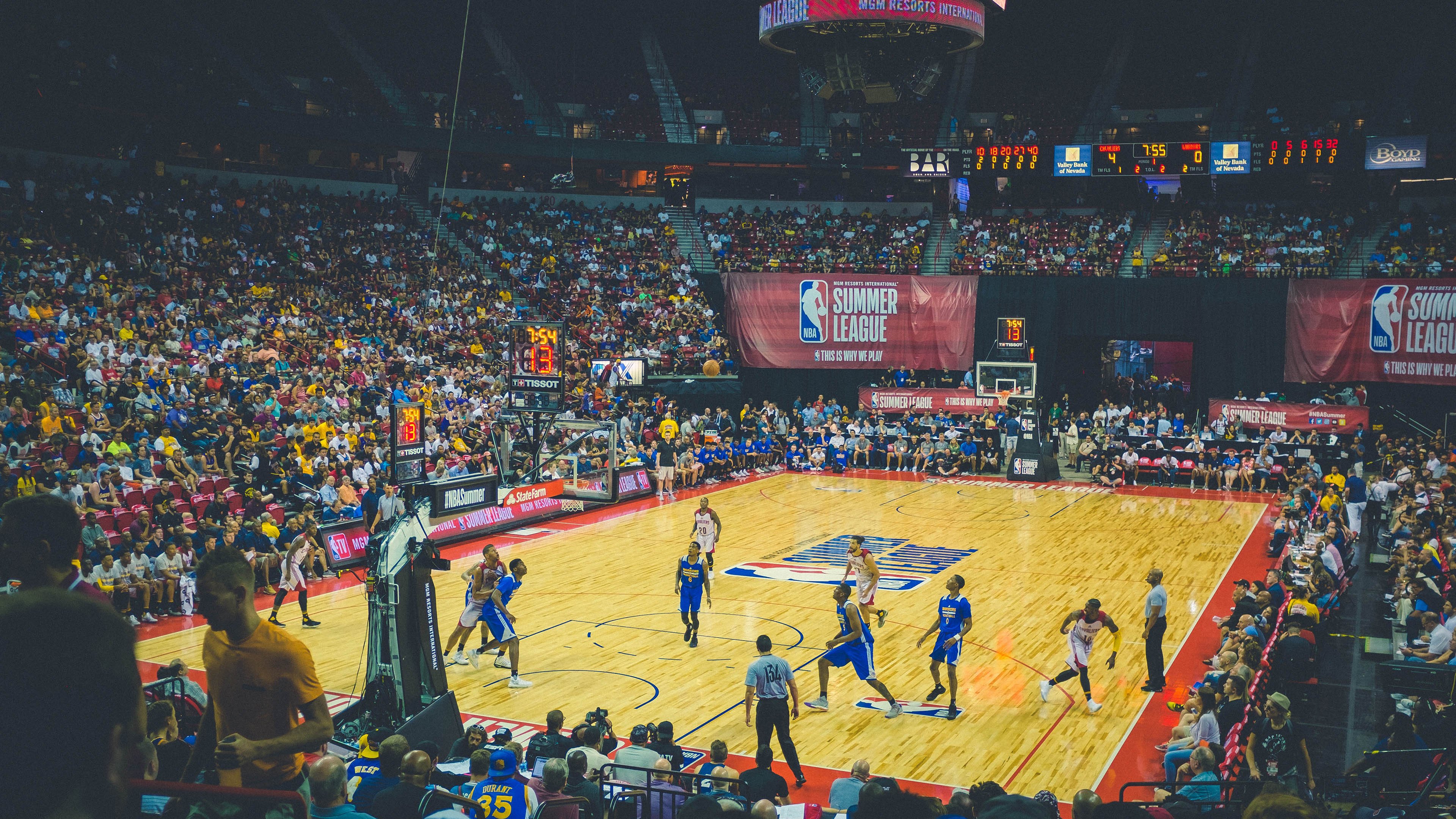 开云体育在线赛事直播-篮球赛季热战不断球迷热情高涨，篮球比赛火热开赛